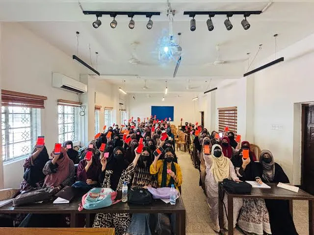 হিজাব ও পর্দা নিয়ে কটূক্তির অভিযোগে ঢাবি শিক্ষিকা তাসনিম সিরাজকে লাল কার্ড দেখালেন শিক্ষার্থীরা