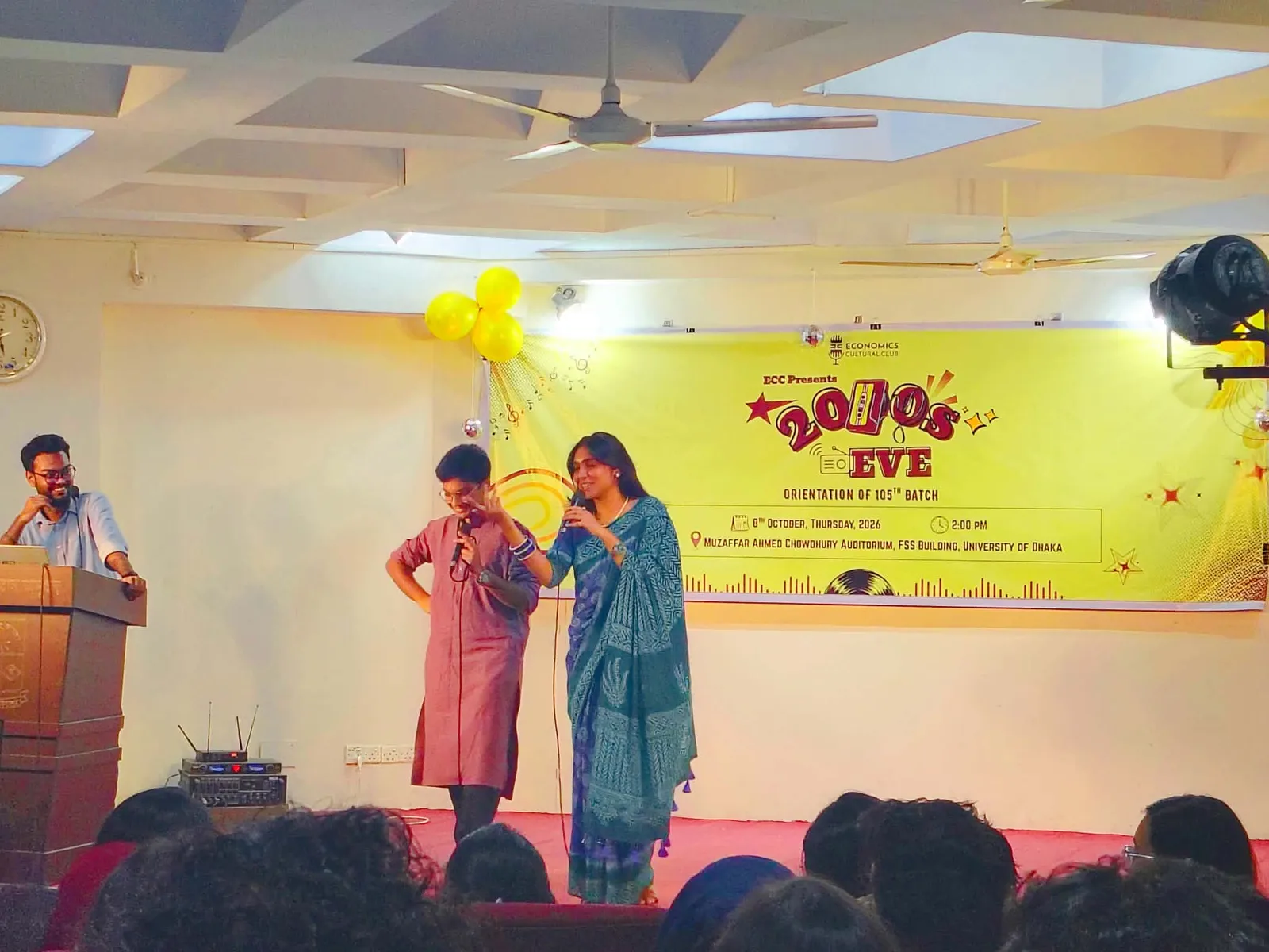 নস্টালজিয়ায় ভাসলো ঢাবি: ইকোনমিক্স কালচারাল ক্লাবের বর্ণাঢ্য আয়োজন ‘2000's Eve’ ও ১০৫ তম ব্যাচের ওরিয়েন্টেশন — ছবি 5