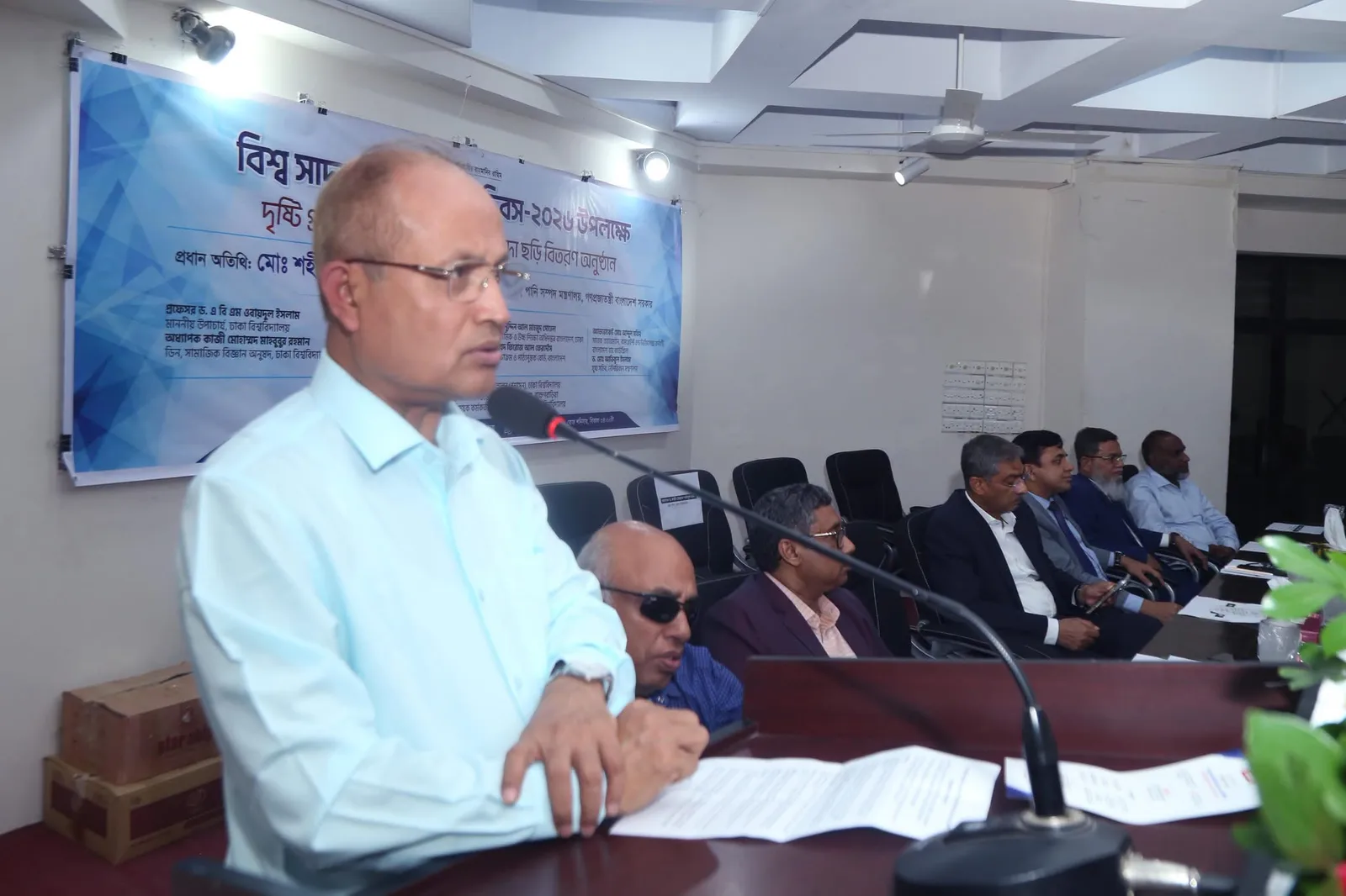 ঢাবিতে ১৬০ দৃষ্টি প্রতিবন্ধী ব্যক্তিকে সাদা ছড়ি ও আর্থিক সহায়তা প্রদান — ছবি 1