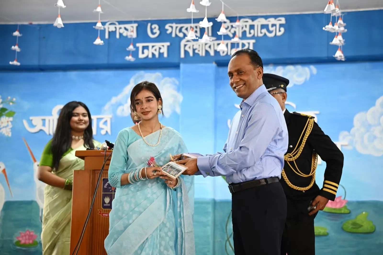 উৎসবমুখর পরিবেশে ঢাবি শিক্ষা ও গবেষণা ইনস্টিটিউটে ৩১তম ব্যাচের নবীনবরণ ও শরৎ উৎসব অনুষ্ঠিত ঢাকা বিশ্ববিদ্যালয় প্রতিনিধি — ছবি 4