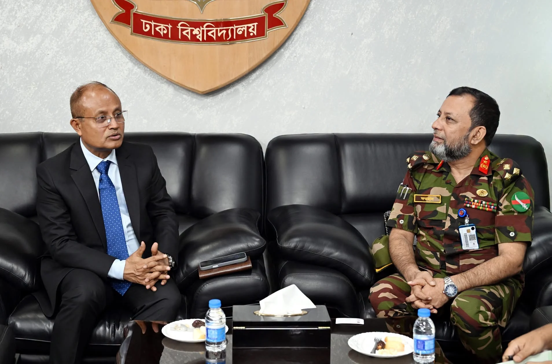 ঢাবি শিক্ষার্থীদের বিশেষ চিকিৎসাসেবা নিয়ে ঢামেক পরিচালকের সঙ্গে উপাচার্যের বৈঠক — ছবি 1