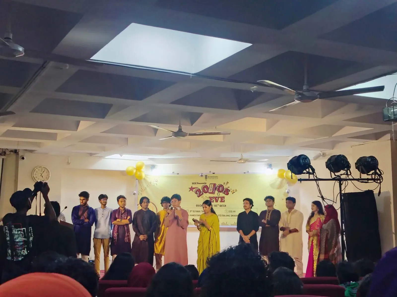 নস্টালজিয়ায় ভাসলো ঢাবি: ইকোনমিক্স কালচারাল ক্লাবের বর্ণাঢ্য আয়োজন ‘2000's Eve’ ও ১০৫ তম ব্যাচের ওরিয়েন্টেশন — ছবি 4