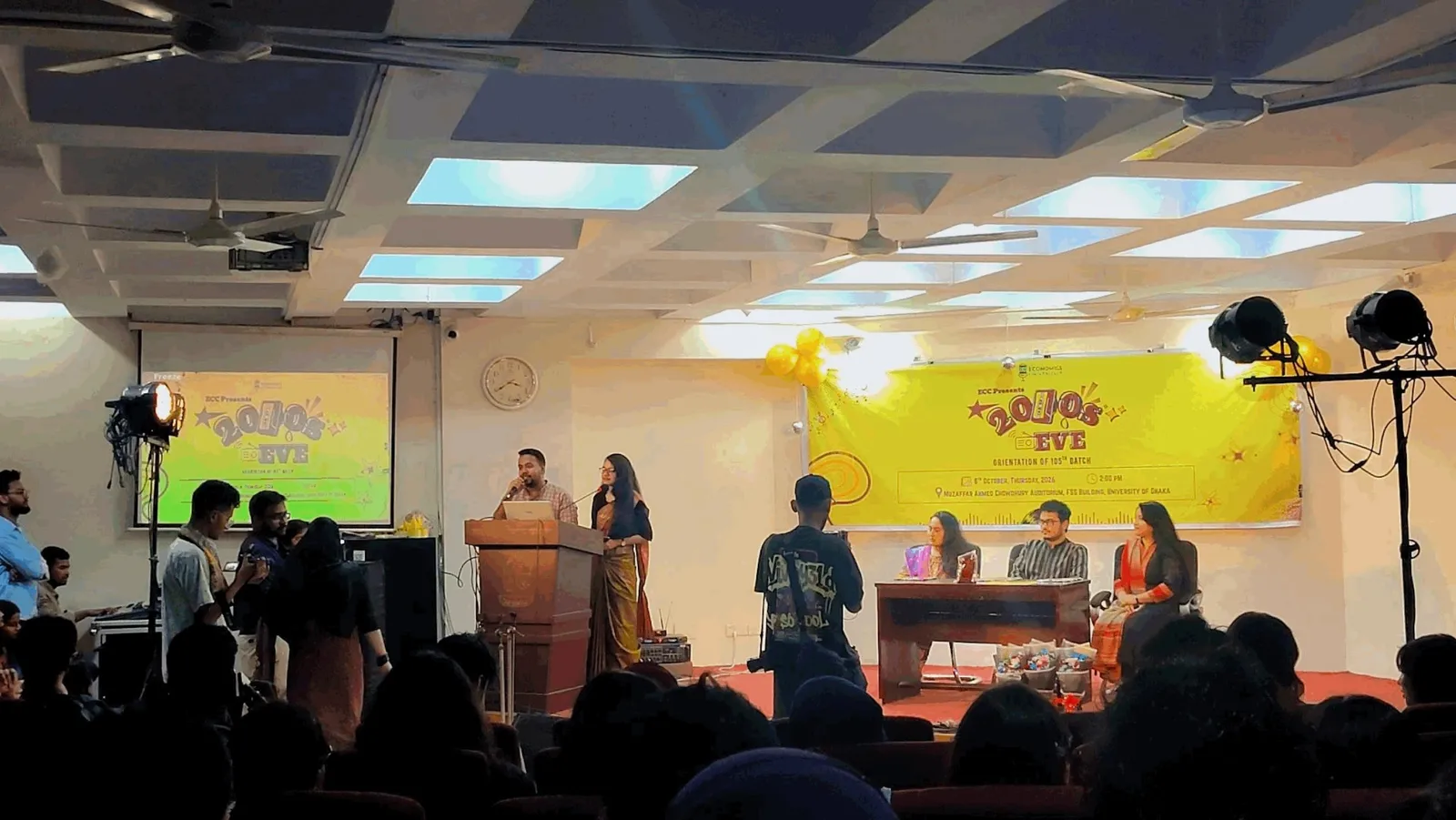 নস্টালজিয়ায় ভাসলো ঢাবি: ইকোনমিক্স কালচারাল ক্লাবের বর্ণাঢ্য আয়োজন ‘2000's Eve’ ও ১০৫ তম ব্যাচের ওরিয়েন্টেশন — ছবি 1