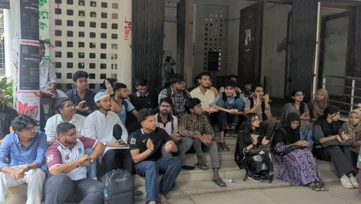 ঢাবির প্রক্টর অফিসে শিক্ষার্থীদের অবস্থান ও তালা দেওয়ার আল্টিমেটাম